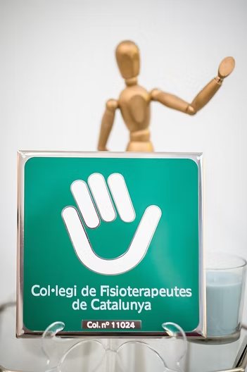 Placa del Col·legi de Fisioterapeutes de Catalunya a la consulta, amb el número de col·legiada 11024