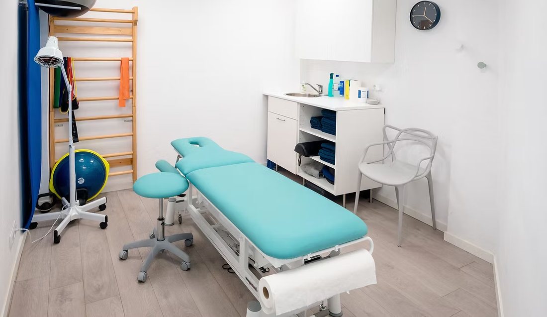 Sala de tratamiento de FES Fisioterapia con camilla, espaldera y material de rehabilitación